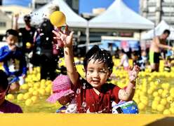 图10.各式气垫设施小朋友开心消暑
