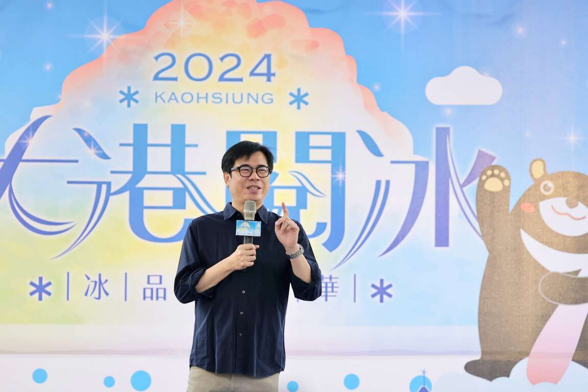 图8.陈其迈与移居高雄的知名日本YouTuber「我是Mana」共同展现手艺,制作可爱又吸睛的动物造型冰品。