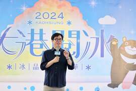 图8.陈其迈与移居高雄的知名日本YouTuber「我是Mana」共同展现手艺，制作可爱又吸睛的动物造型冰品。