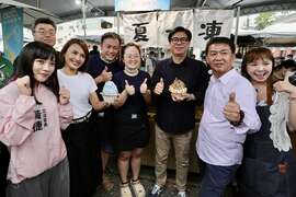 图13.陈其迈现场开心与民众同乐，试做各式冰品，邀请大家到高雄享用美味冰品。