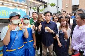 图11.陈其迈现场开心与民众同乐，试做各式冰品，邀请大家到高雄享用美味冰品。