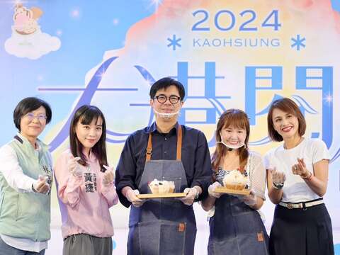 1.陈其迈市长化身甜点主厨制作动物造型冰品