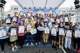 3.观光局长高闵琳颁发奖状