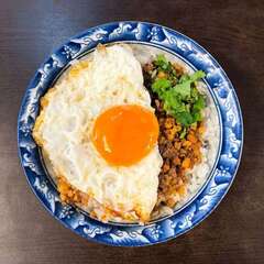 2. 「秀明猪心冬粉」的月见肉燥饭令人回味无穷（照片取自米其林官网）