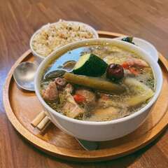 4. 「小炖食室」的剥皮辣椒蛤蛎鸡汤甘甜微辣，层次分明（照片取自米其林官网）