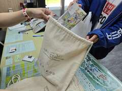 图三 游客可至服务中心租借「防猴包」安心游园
