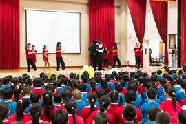 图2. 高雄熊登台与茄萣国小同学共同唱跳