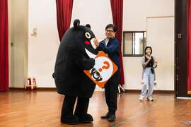 图4. 陈其迈市长与高雄熊有趣互动