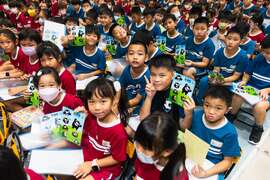 图5. 市府特别准备可爱的高雄熊贴纸作为开学礼物