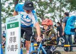 图4、乘风而骑冈山场推出小朋友最爱的滑步车趣味竞赛。