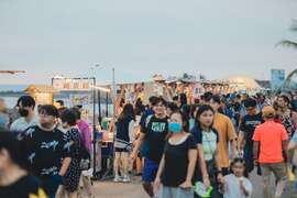 图7、会场周边有美食市集及舞台表演活动。
