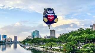图5 高雄熊热气球首度升空，萌翻爱河