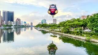 图6 高雄熊热气球首度升空，萌翻爱河
