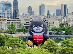 图8 高雄熊热气球首度升空，萌翻爱河