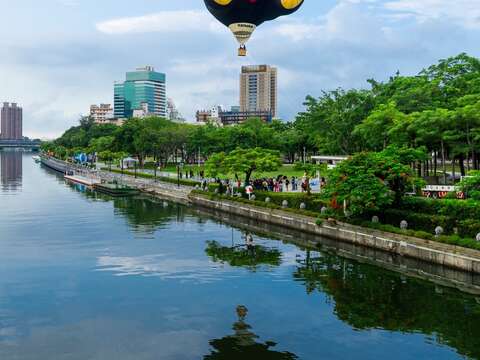 图9 高雄熊热气球首度升空，萌翻爱河