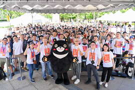 5.高雄熊惊喜现身，为挑战成功的参赛者们喝采