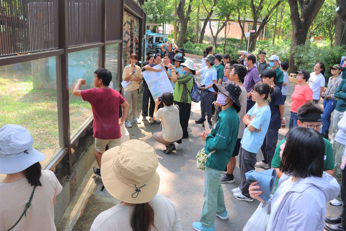 图7 学员专注地在聆听沼林袋鼠环境丰富化的解说