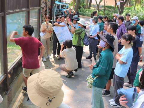 图7 学员专注地在聆听沼林袋鼠环境丰富化的解说