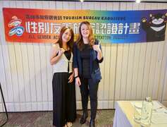 图2-讲座高医性别所胡郁盈副教授与高市观光局高闵琳局长合影