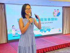 图5-朱家瑢主任分享同志家庭旅游
