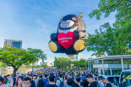 图1.高雄熊热气球首度亮相吸引大批民众围观