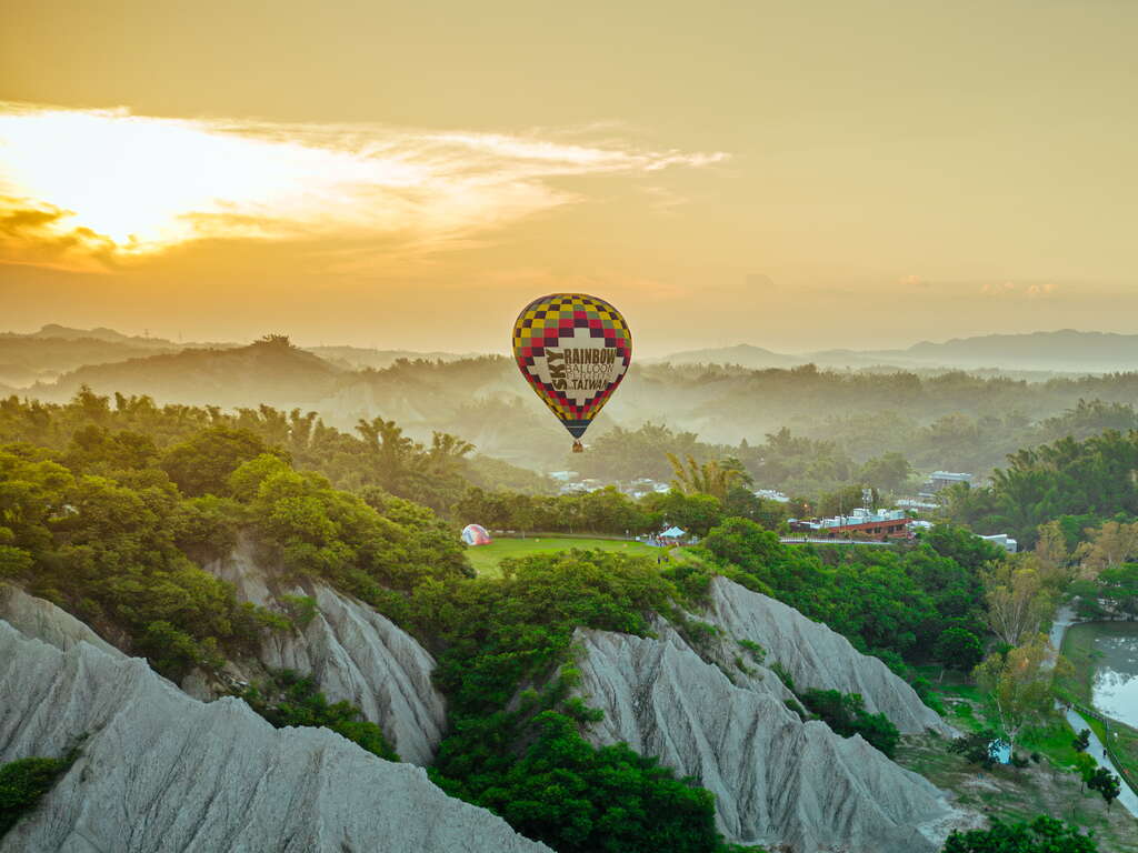 图3.月世界云腾雾绕的山岚美景与热气球共筑美丽风景