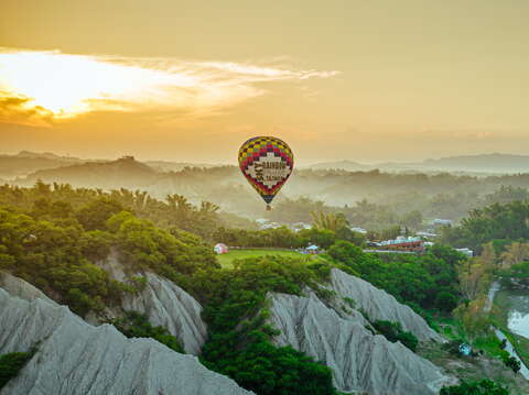图3.月世界云腾雾绕的山岚美景与热气球共筑美丽风景