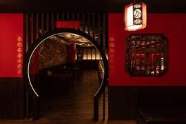 图4.「朱红酒室 RED HOUSE」以青楼为设计概念酒吧让来访酒客短暂忘记世俗烦恼