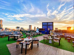 图8.「高雄中央公园英迪格酒店Pier No.1」是高雄唯一的全露天高空酒吧