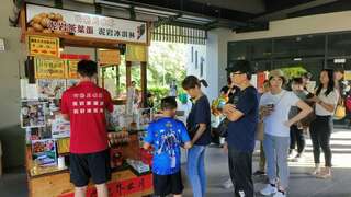 图10.民众排队购买品嚐泥岩冰淇淋