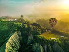 图14.热气球搭配月世界清晨云雾缭绕景