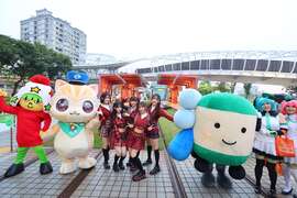 图3.高雄捷运公益亲善大使KIRIS女团活力开场演出，蜜柑站长、星太郎和江之君人偶首次合体卖萌