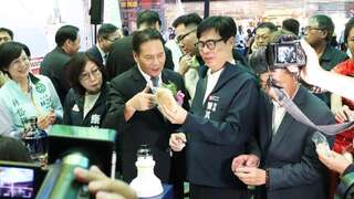 图说5：王忠铭县长向陈其迈市长介绍台湾唯一白酒「铂金奖」东涌陈高