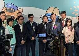 图说6：陈其迈市长、王忠铭县长等长官接受媒体联访