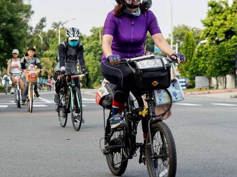 图2、高雄乘风而骑林园场推出萌宠共骑活动。