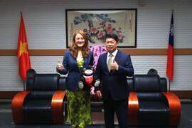 5. 高局长致赠高雄熊予台湾驻胡志明市办事处韩国耀处长