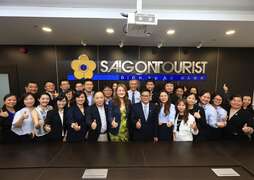 8. Saigontourist Travel 与高雄观光队相谈甚欢