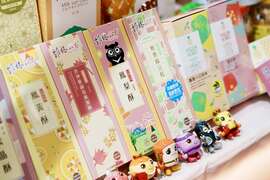 图说10：高雄馆有许多丰富旅游商品及资讯