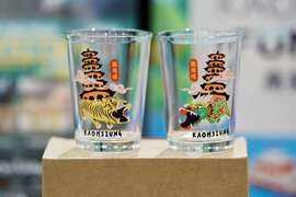 图说12：高雄馆有许多丰富旅游商品及资讯