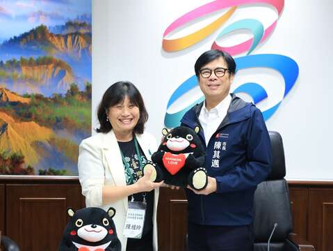 1.全美台湾同乡会陈桂铃会长率美国华侨领袖，拜会高雄市长陈其迈