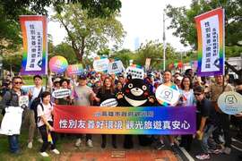 图2观光局高闵琳局长与观光产业参加同志大游行