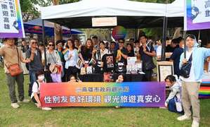 图9观光局摊位展示高雄熊周边系列商品