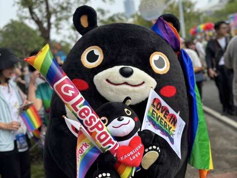图11观光局摊位展示高雄熊周边系列商品