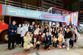 图14观光局与旅宿业者参加彩虹巴士游程