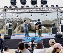 图3 多组知名乐团精彩表演，陪伴民众在赤崁海滨欣赏海景