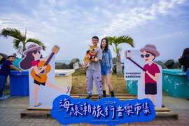 图4 来音乐市集有吃有玩手机拍不停。