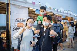 图5 来音乐市集有吃有玩手机拍不停。