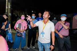 图8 「夜间导览」刘英凯里长带路，深度了解赤崁聚落人文历史