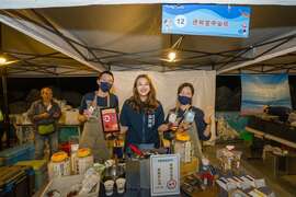 图10 观光局长高闵琳推广海线新鲜美食