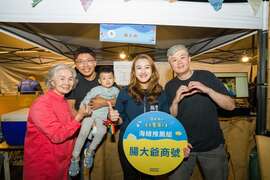 图12 观光局长高闵琳推广海线新鲜美食